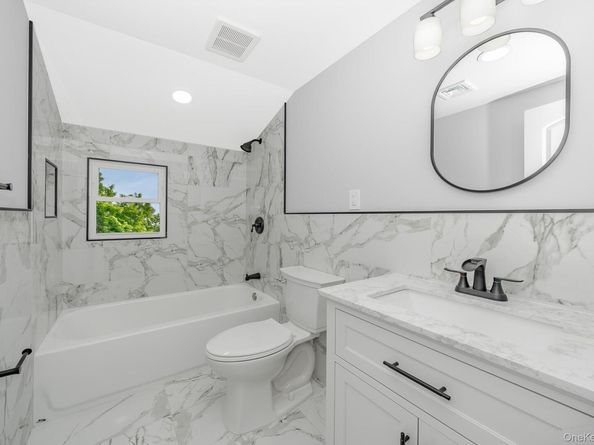 33 Ball Park Lane, Hicksville NY 11801