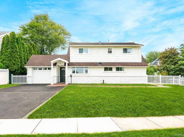 33 Ball Park Lane, Hicksville NY 11801