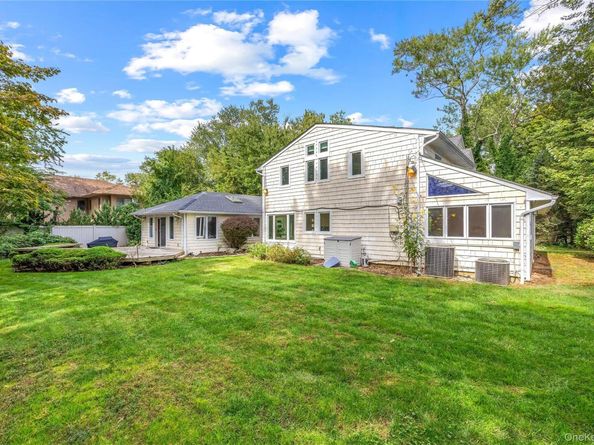 18 Locust Lane, Roslyn Heights NY 11577