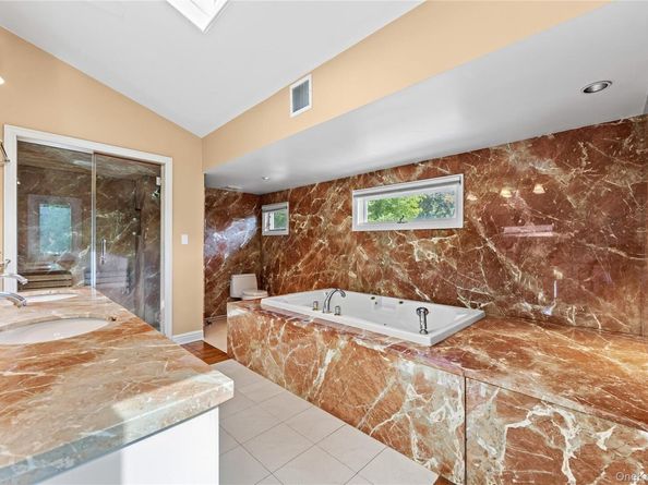 18 Locust Lane, Roslyn Heights NY 11577