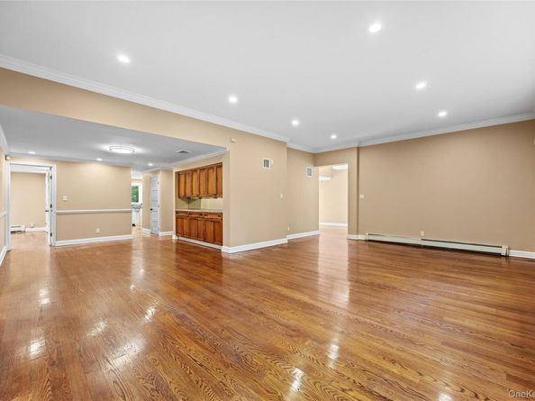 18 Locust Lane, Roslyn Heights NY 11577