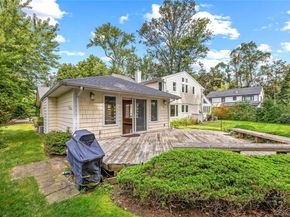 18 Locust Lane, Roslyn Heights NY 11577