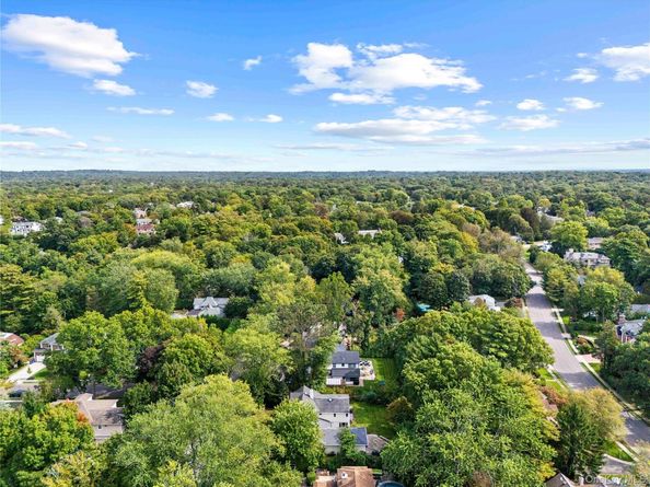 18 Locust Lane, Roslyn Heights NY 11577