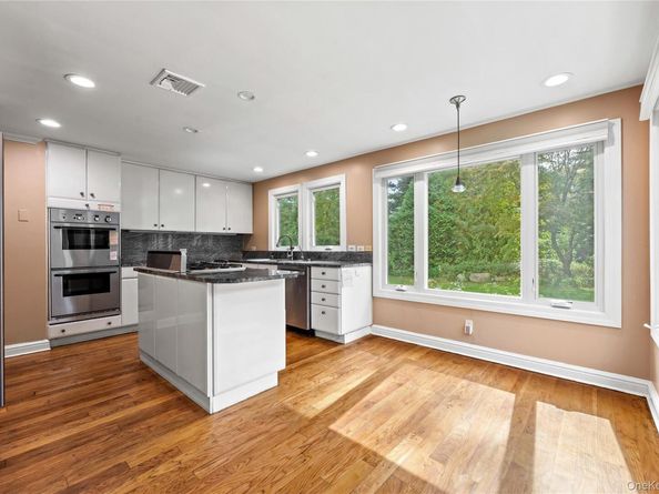 18 Locust Lane, Roslyn Heights NY 11577