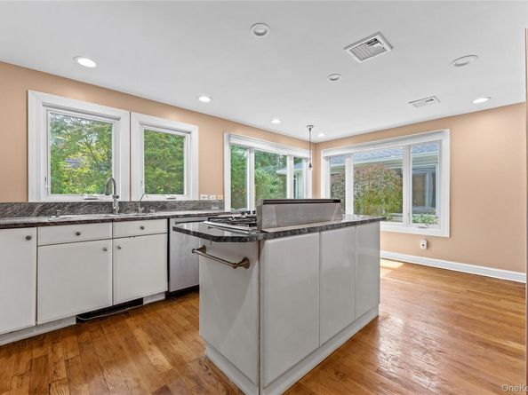 18 Locust Lane, Roslyn Heights NY 11577