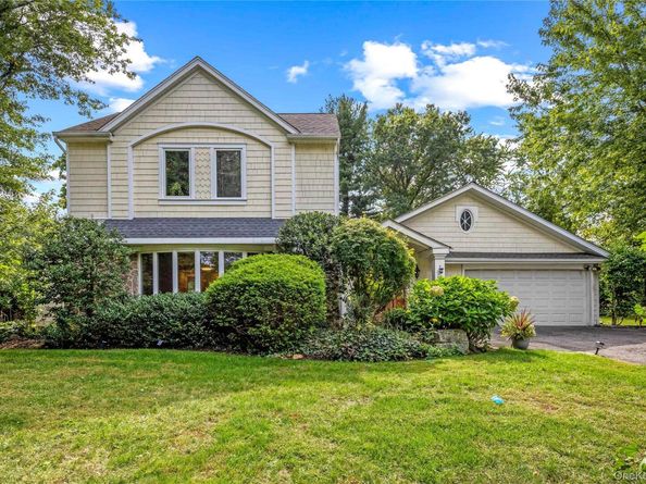 18 Locust Lane, Roslyn Heights NY 11577