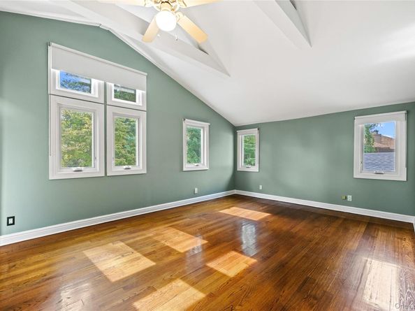 18 Locust Lane, Roslyn Heights NY 11577