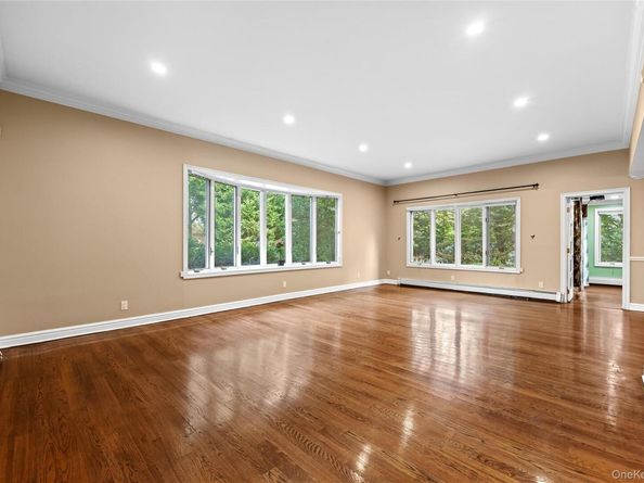 18 Locust Lane, Roslyn Heights NY 11577