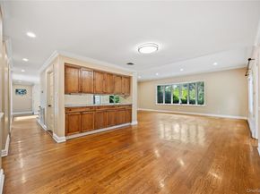 18 Locust Lane, Roslyn Heights NY 11577