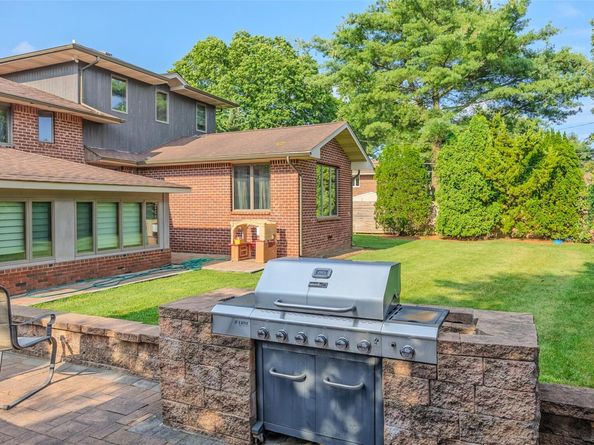 31 Morris Drive, Syosset NY 11791