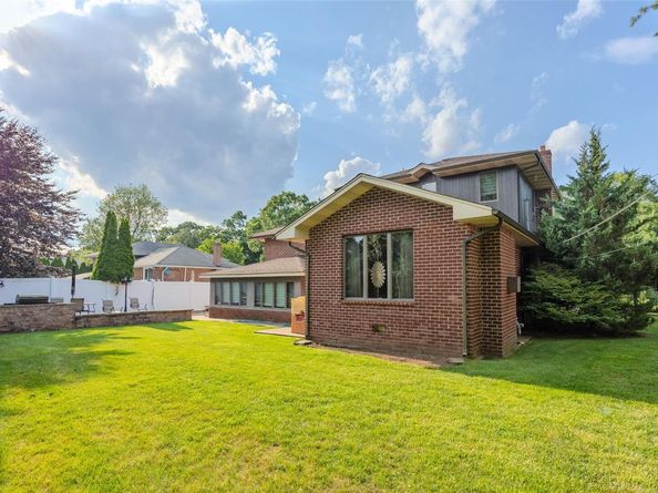 31 Morris Drive, Syosset NY 11791