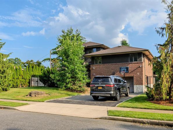 31 Morris Drive, Syosset NY 11791
