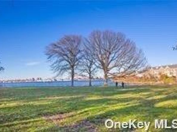 715 College Place, College Point NY 11356