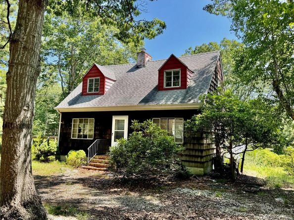 17 Sheridan Road, Hampton Bays NY 11946