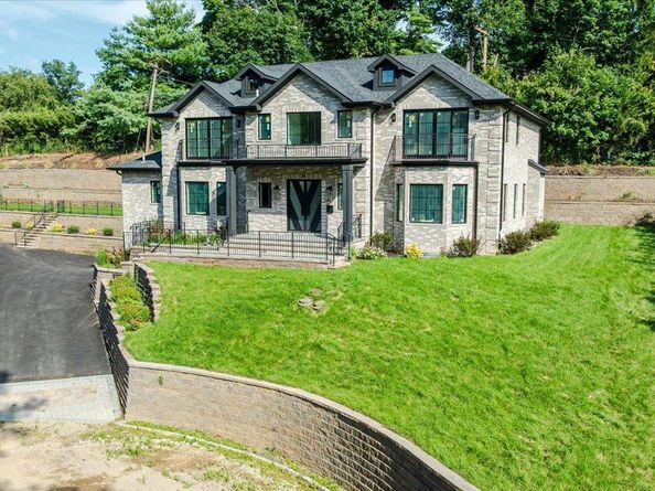 34 Woodland Place, Great Neck NY 11021
