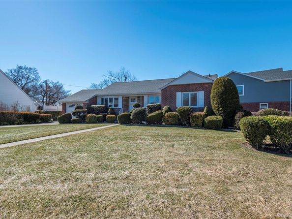 1070 Maple Lane, New Hyde Park NY 11040