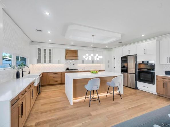 43 W Cabot Lane, Westbury NY 11590