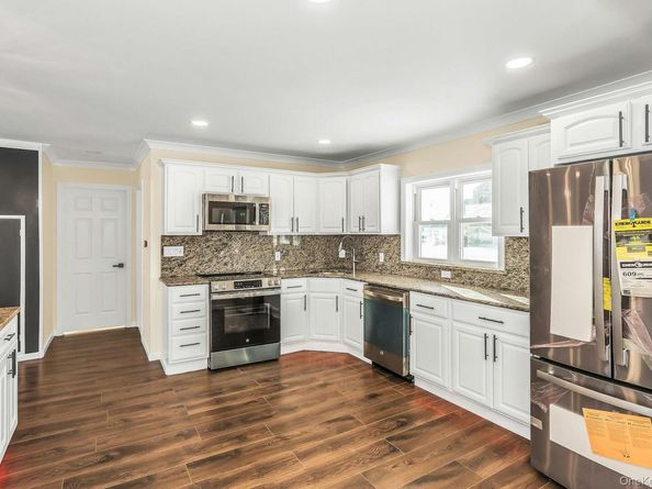 25 Turn Lane, Levittown NY 11756