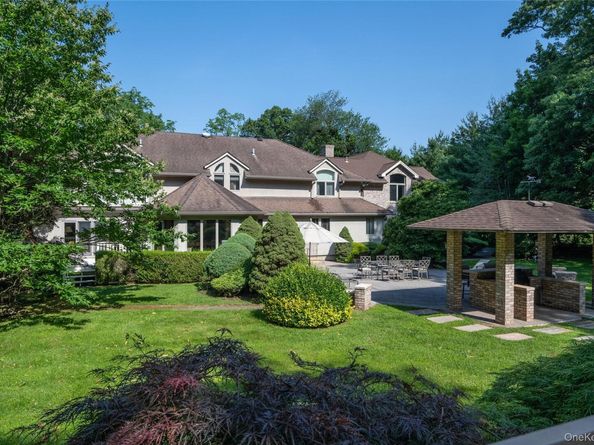 527 Split Rock Road, Syosset NY 11791