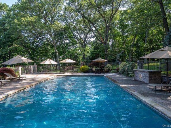 527 Split Rock Road, Syosset NY 11791