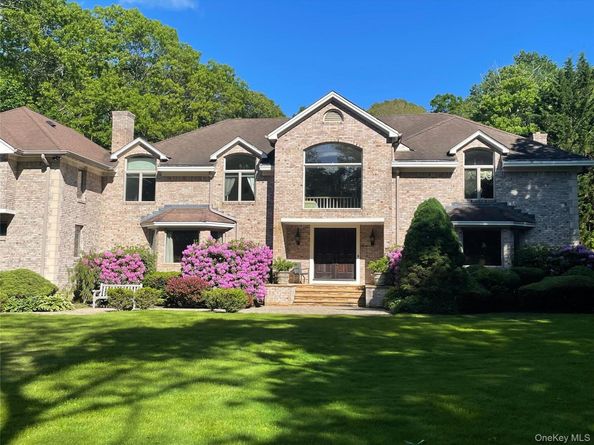527 Split Rock Road, Syosset NY 11791