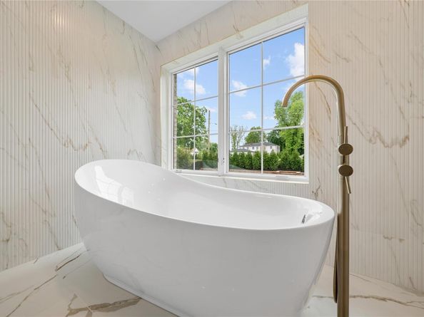 46 Snapdragon Lane, Roslyn Heights NY 11577