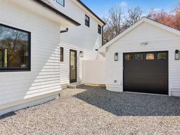 14 Oak Grove Road, Southampton NY 11968