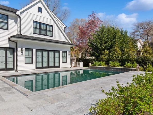 14 Oak Grove Road, Southampton NY 11968