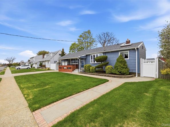 644 N Clinton Avenue, Lindenhurst NY 11757