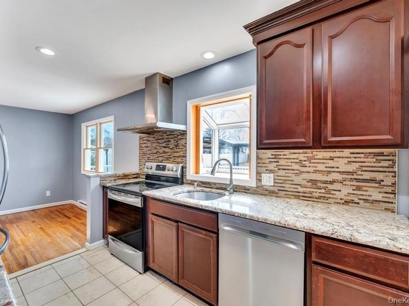 10 Winnetica Lane, East Islip NY 11730