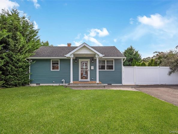28 Academy Lane, Oakdale NY 11769