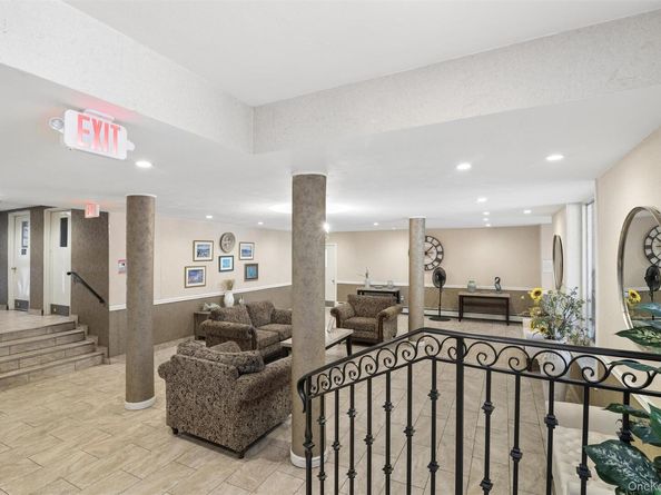 101 Clinton Avenue 3H, Mineola NY 11501
