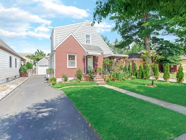 1517 Falmouth Avenue, New Hyde Park NY 11040