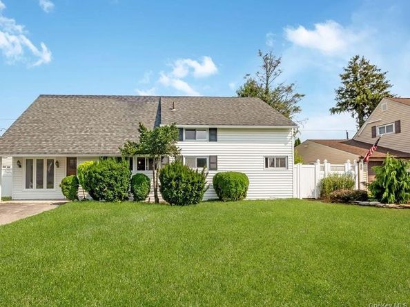 85 Twin Lane N, Wantagh NY 11793