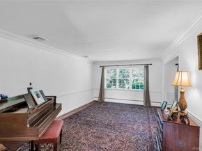 34 Aberdeen Road, Smithtown NY 11787