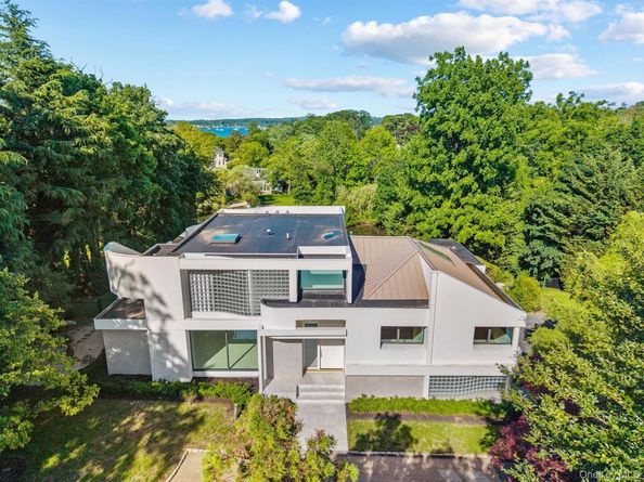 1 Foxwood Road, Great Neck NY 11024