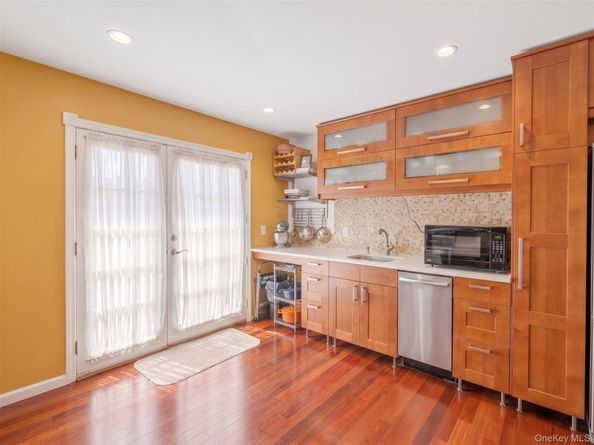 215 S 16th Street, Lindenhurst NY 11757