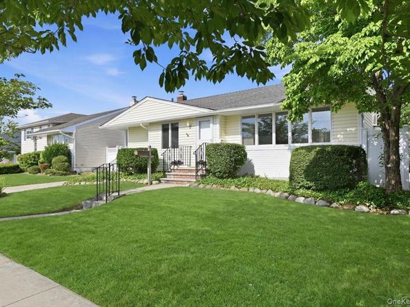 61 Hunter Lane, Hicksville NY 11801