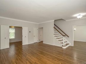 22 Duke Of Gloucest, Manhasset NY 11030