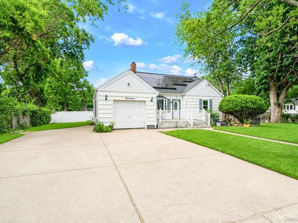 17 Maple Street, Brentwood NY 11717
