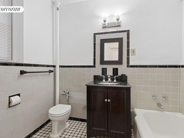 69-40 Yellowstone Boulevard 121, Queens NY 11375