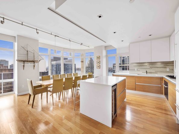 555 West 59th Street 32B, New York NY 10019