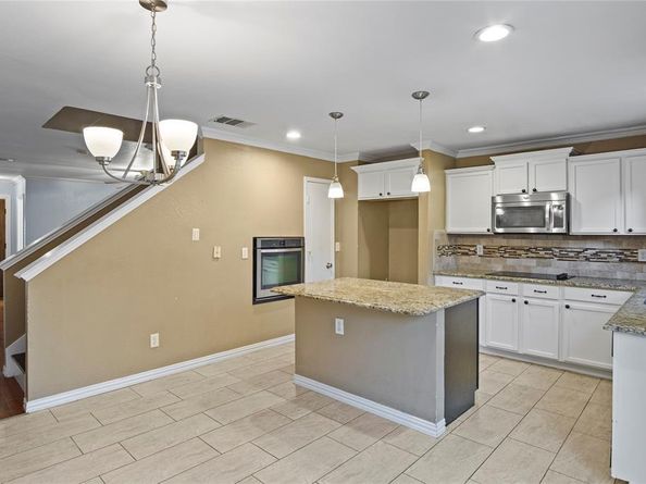 2322  Tan Oak Drive , Dallas Texas 75212