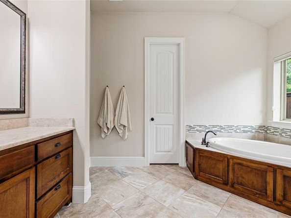 655  Creekway Drive , Irving Texas 75039