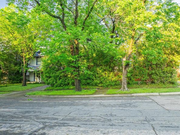 824  Elsbeth Street , Dallas Texas 75208