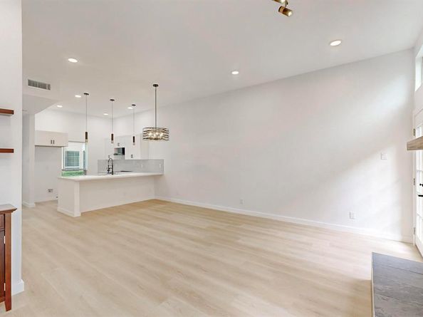 4015  Holland Avenue  102, Dallas Texas 75219