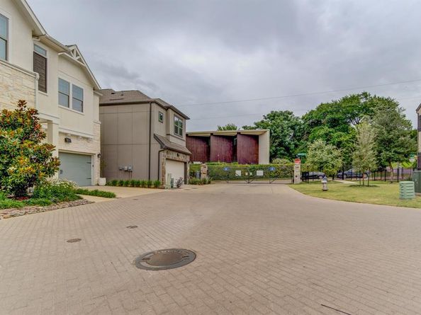 672  Aspen Valley Lane , Dallas Texas 75208