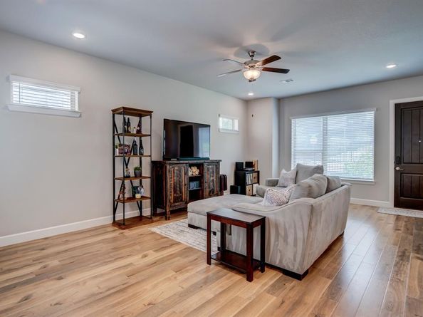 672  Aspen Valley Lane , Dallas Texas 75208