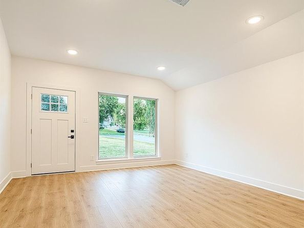 5401  Helmick Avenue , Fort Worth Texas 76107