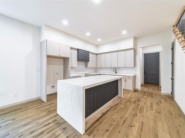 908 S Ewing Avenue , Dallas Texas 75203